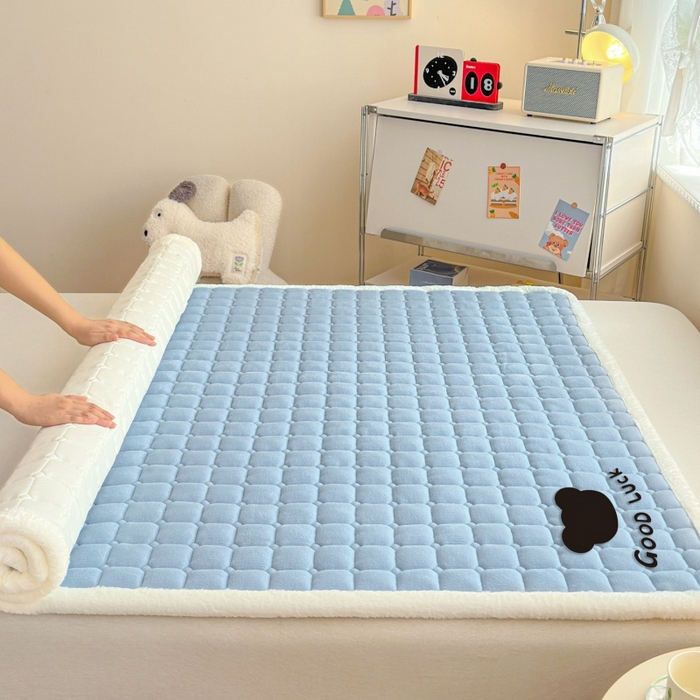 91家纺网 家纺一手货源 找家纺 爱屋及屋 2025新款牛奶绒纯色床护垫-好运熊大床系列 天空蓝