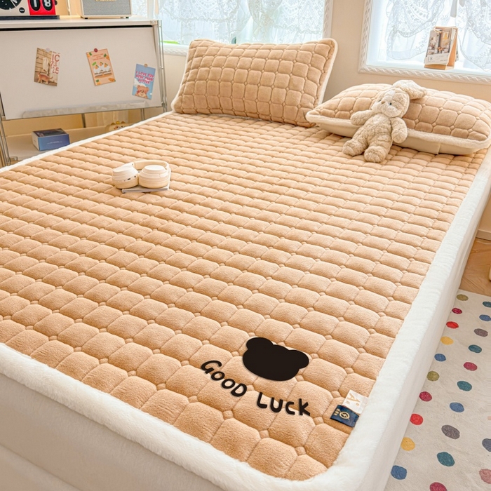 91家纺网 家纺一手货源 找家纺 爱屋及屋 2025新款牛奶绒纯色床护垫-好运熊大床系列 卡其