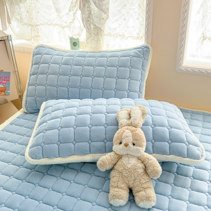 91家纺网 家纺一手货源 找家纺 爱屋及屋 2025新款牛奶绒纯色床护垫-好运熊大床系列 天空蓝