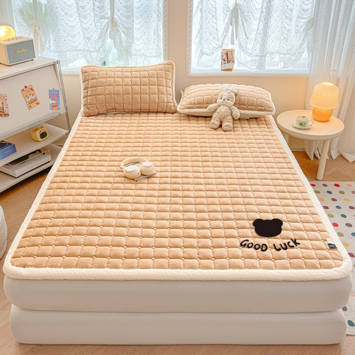 91家纺网 家纺一手货源 找家纺 爱屋及屋 2025新款牛奶绒纯色床护垫-好运熊大床系列 卡其