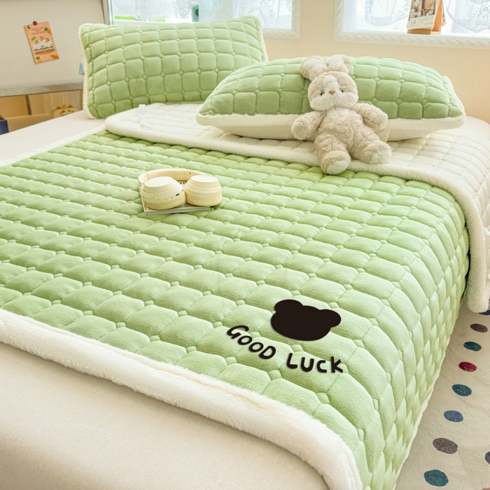 91家纺网 家纺一手货源 找家纺 爱屋及屋 2025新款牛奶绒纯色床护垫-好运熊大床系列 草绿