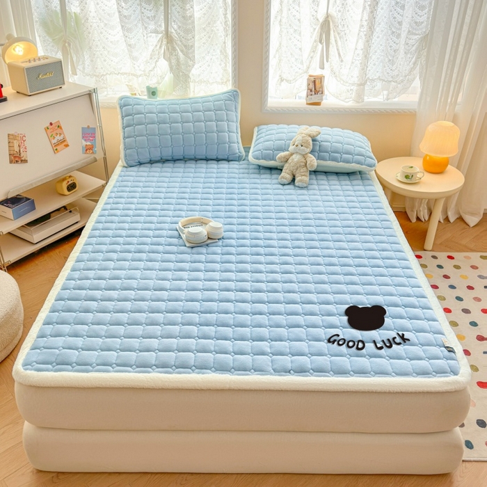 91家纺网 家纺一手货源 找家纺 爱屋及屋 2025新款牛奶绒纯色床护垫-好运熊大床系列 天空蓝