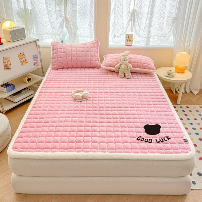 91家纺网 家纺一手货源 找家纺 爱屋及屋 2025新款牛奶绒纯色床护垫-好运熊大床系列 粉色