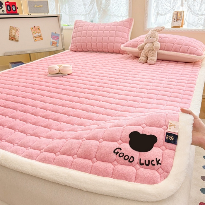 91家纺网 家纺一手货源 找家纺 爱屋及屋 2025新款牛奶绒纯色床护垫-好运熊大床系列 粉色