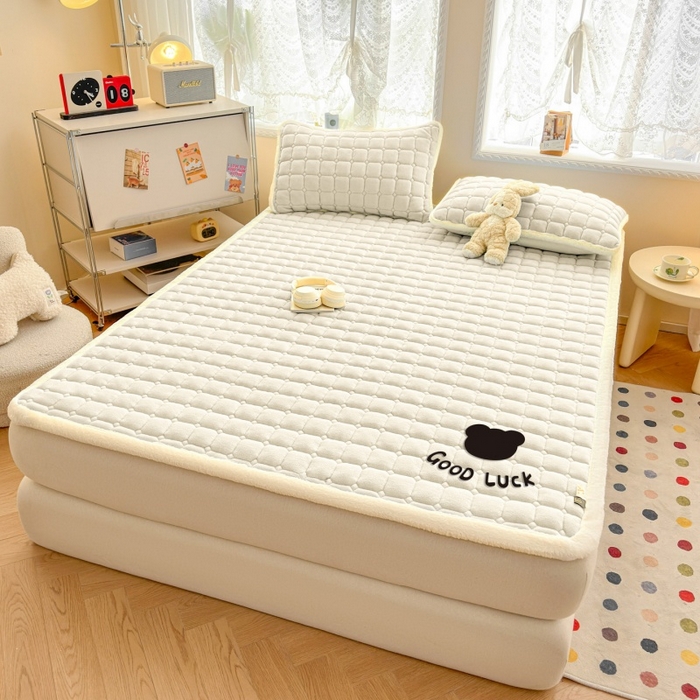 91家纺网 家纺一手货源 找家纺 爱屋及屋 2025新款牛奶绒纯色床护垫-好运熊大床系列 米白