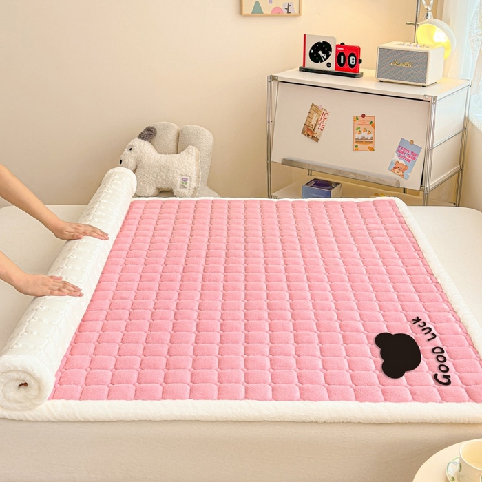 91家纺网 家纺一手货源 找家纺 爱屋及屋 2025新款牛奶绒纯色床护垫-好运熊大床系列 粉色