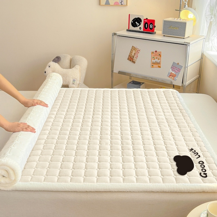 91家纺网 家纺一手货源 找家纺 爱屋及屋 2025新款牛奶绒纯色床护垫-好运熊大床系列 米白