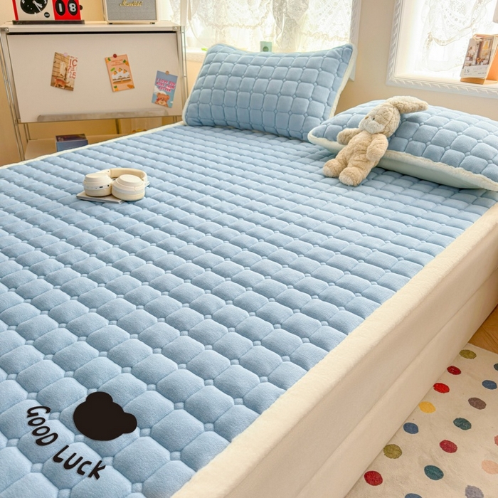 91家纺网 家纺一手货源 找家纺 爱屋及屋 2025新款牛奶绒纯色床护垫-好运熊大床系列 天空蓝