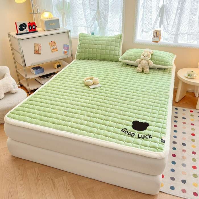 91家纺网 家纺一手货源 找家纺 爱屋及屋 2025新款牛奶绒纯色床护垫-好运熊大床系列 草绿