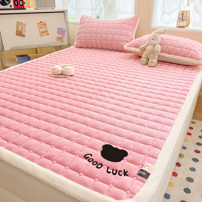 91家纺网 家纺一手货源 找家纺 爱屋及屋 2025新款牛奶绒纯色床护垫-好运熊大床系列 粉色