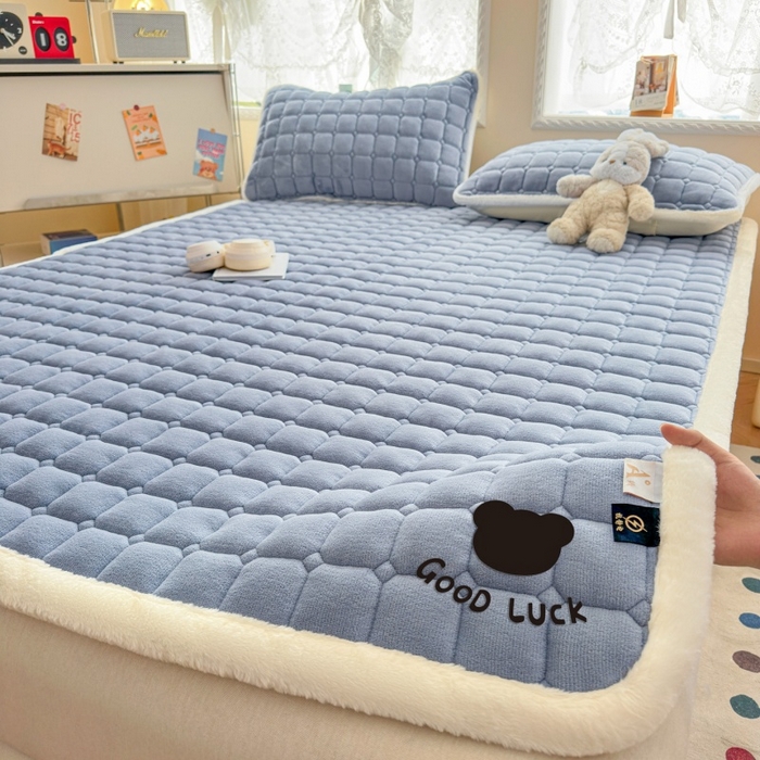 91家纺网 家纺一手货源 找家纺 爱屋及屋 2025新款牛奶绒纯色床护垫-好运熊大床系列 浅灰