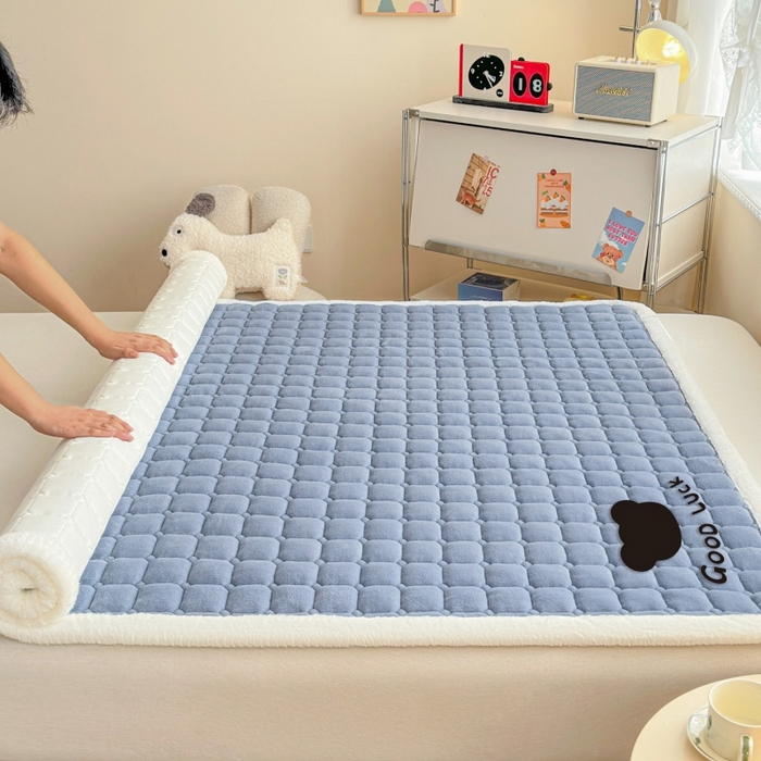 91家纺网 家纺一手货源 找家纺 爱屋及屋 2025新款牛奶绒纯色床护垫-好运熊大床系列 浅灰