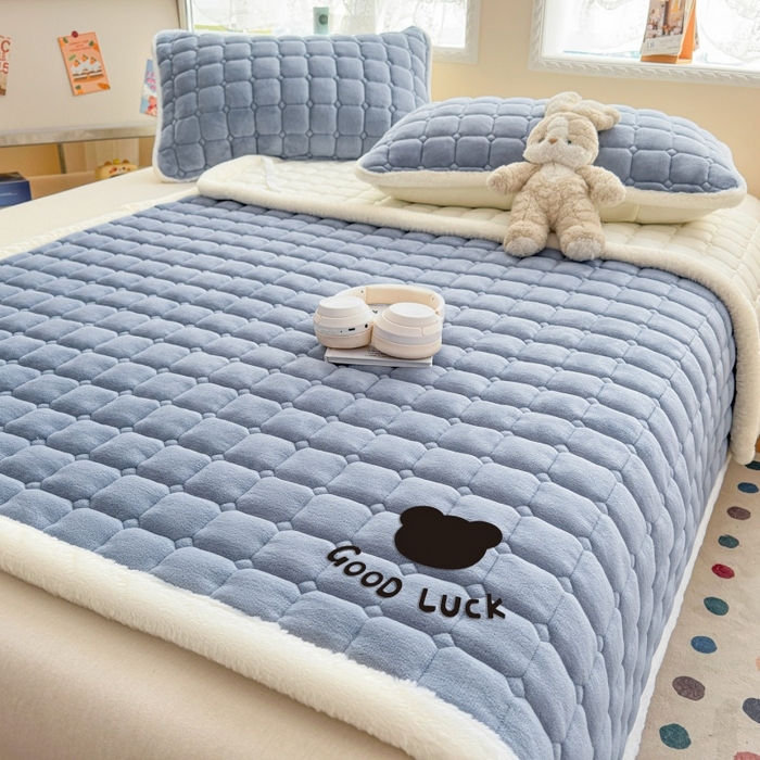 91家纺网 家纺一手货源 找家纺 爱屋及屋 2025新款牛奶绒纯色床护垫-好运熊大床系列 浅灰