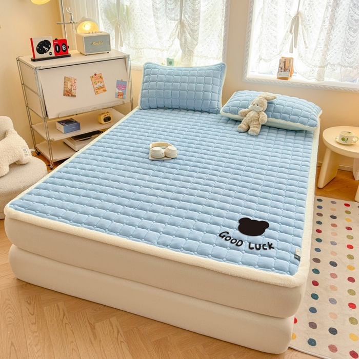 91家纺网 家纺一手货源 找家纺 爱屋及屋 2025新款牛奶绒纯色床护垫-好运熊大床系列 天空蓝