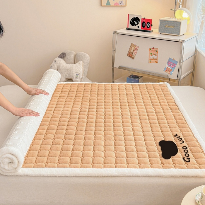 91家纺网 家纺一手货源 找家纺 爱屋及屋 2025新款牛奶绒纯色床护垫-好运熊大床系列 卡其
