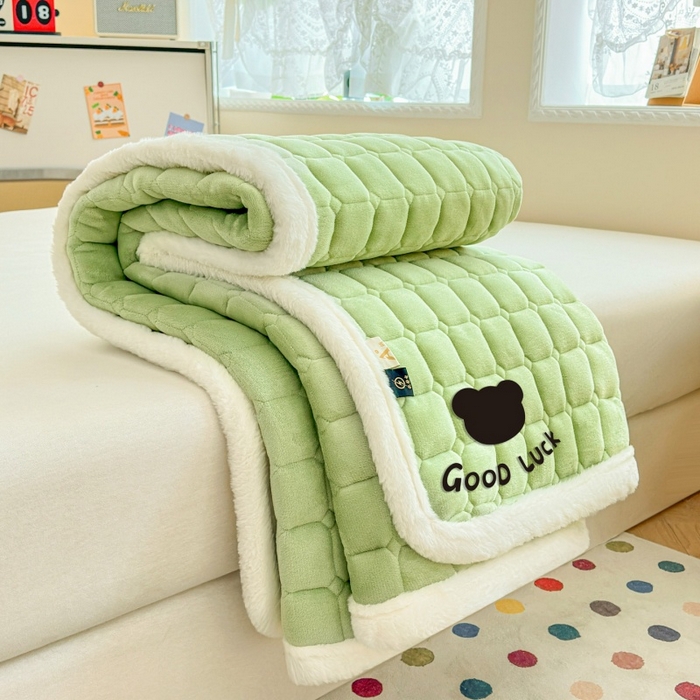 91家纺网 家纺一手货源 找家纺 爱屋及屋 2025新款牛奶绒纯色床护垫-好运熊大床系列 草绿