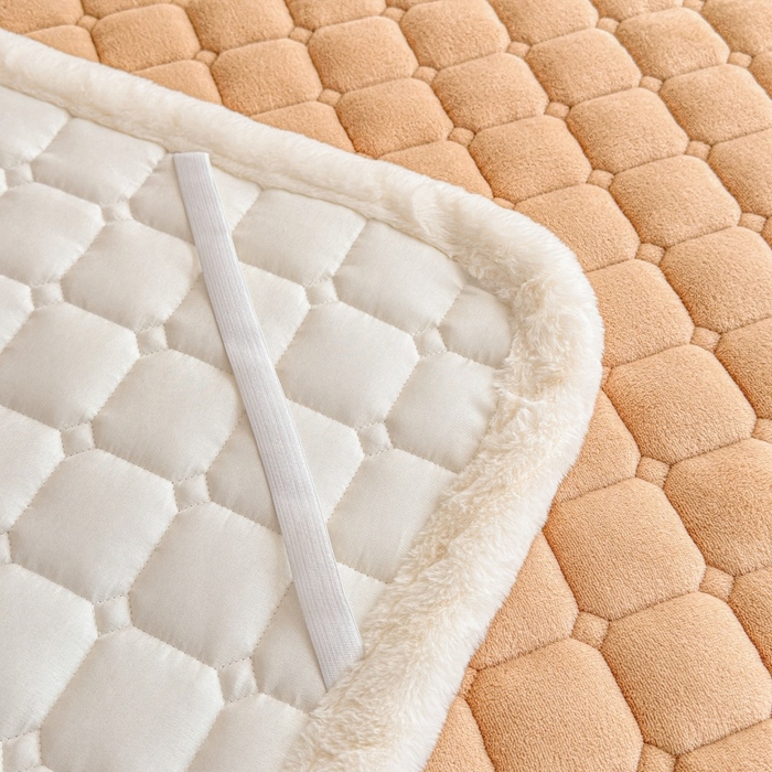 91家纺网 家纺一手货源 找家纺 爱屋及屋 2025新款牛奶绒纯色床护垫-好运熊大床系列 卡其