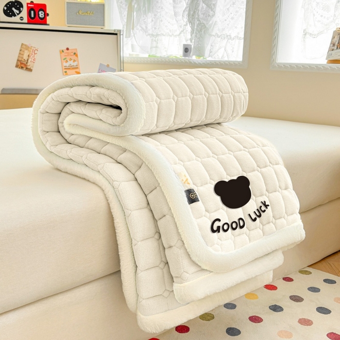 91家纺网 家纺一手货源 找家纺 爱屋及屋 2025新款牛奶绒纯色床护垫-好运熊大床系列 米白