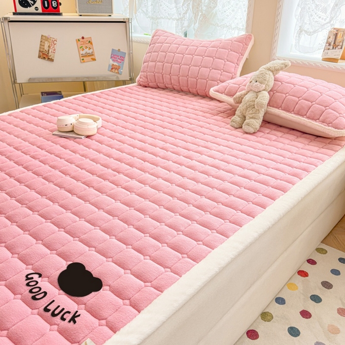 91家纺网 家纺一手货源 找家纺 爱屋及屋 2025新款牛奶绒纯色床护垫-好运熊大床系列 粉色