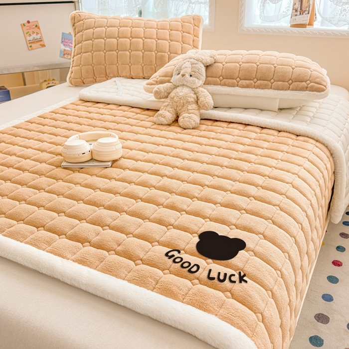 91家纺网 家纺一手货源 找家纺 爱屋及屋 2025新款牛奶绒纯色床护垫-好运熊大床系列 卡其