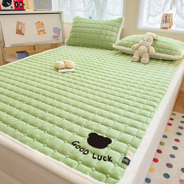 91家纺网 家纺一手货源 找家纺 爱屋及屋 2025新款牛奶绒纯色床护垫-好运熊大床系列 草绿