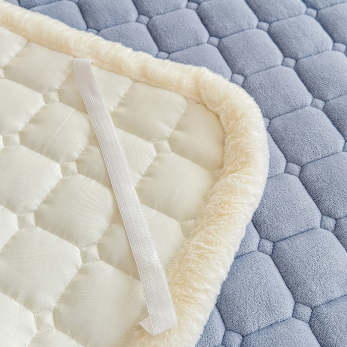 91家纺网 家纺一手货源 找家纺 爱屋及屋 2025新款牛奶绒纯色床护垫-好运熊大床系列 浅灰