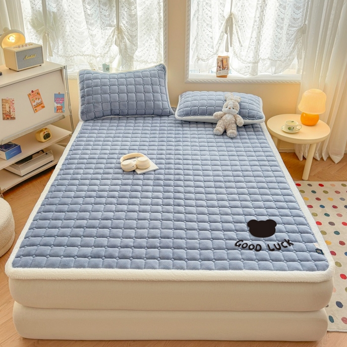 91家纺网 家纺一手货源 找家纺 爱屋及屋 2025新款牛奶绒纯色床护垫-好运熊大床系列 浅灰