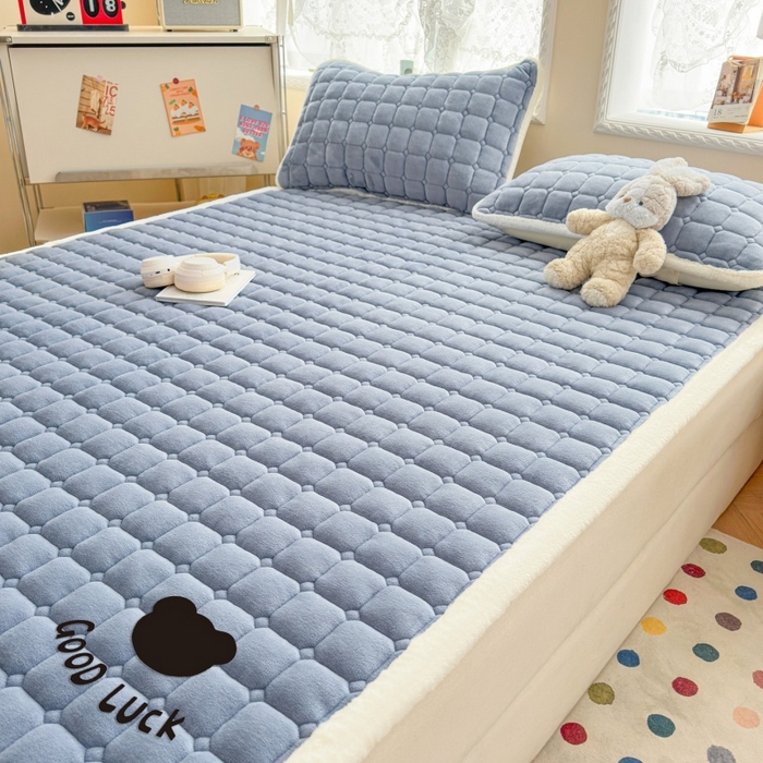 91家纺网 家纺一手货源 找家纺 爱屋及屋 2025新款牛奶绒纯色床护垫-好运熊大床系列 浅灰