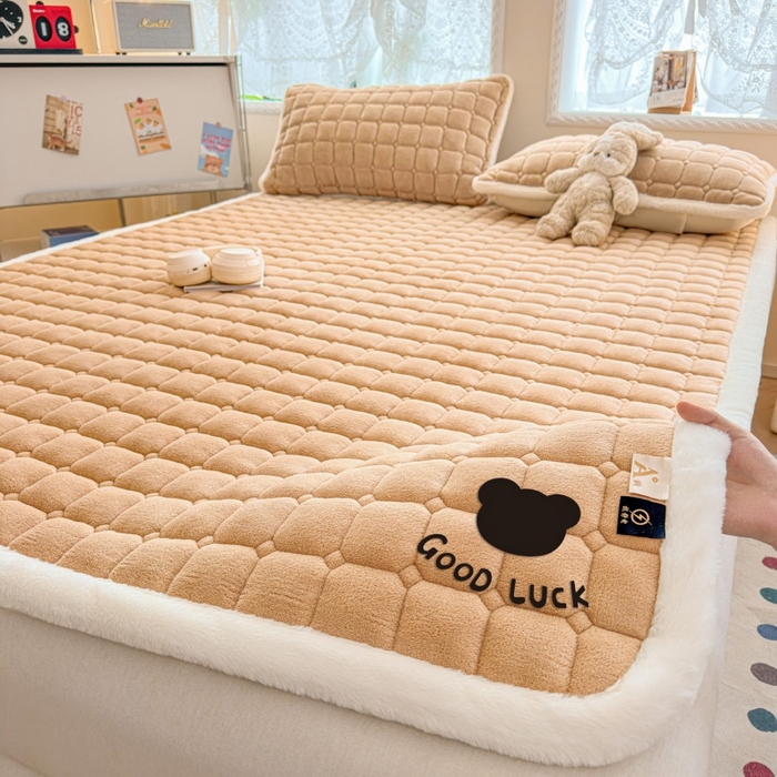 91家纺网 家纺一手货源 找家纺 爱屋及屋 2025新款牛奶绒纯色床护垫-好运熊大床系列 卡其