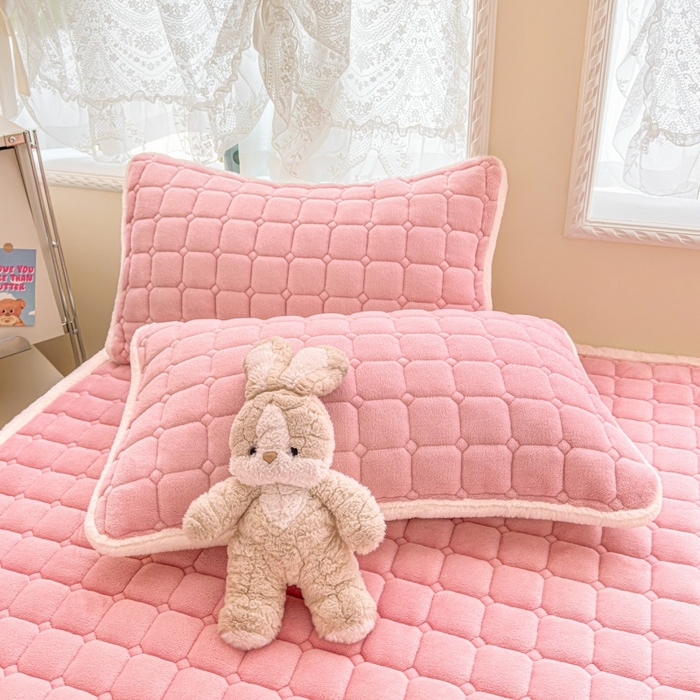 91家纺网 家纺一手货源 找家纺 爱屋及屋 2025新款牛奶绒纯色床护垫-好运熊大床系列 粉色