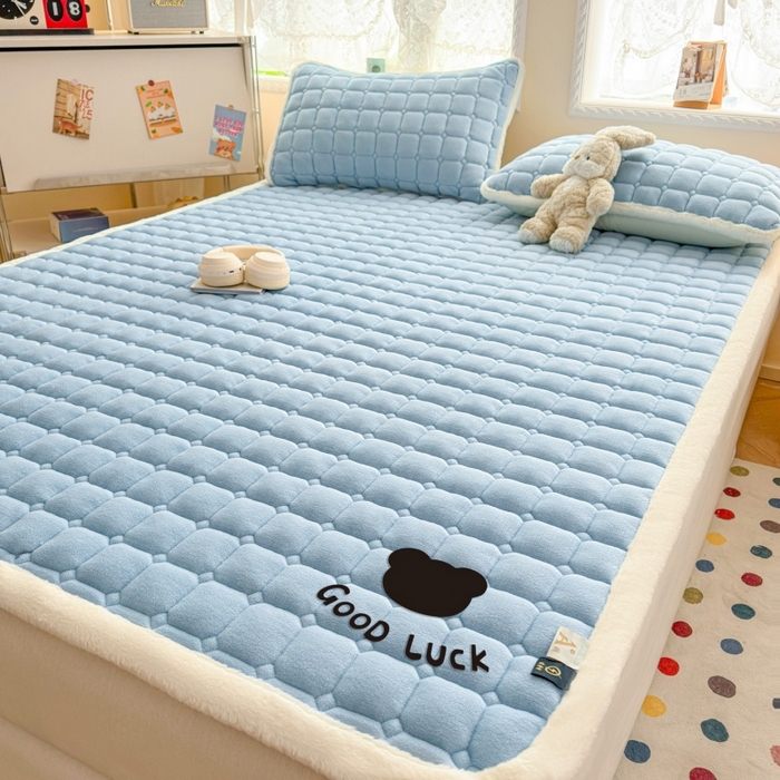 91家纺网 家纺一手货源 找家纺 爱屋及屋 2025新款牛奶绒纯色床护垫-好运熊大床系列 天空蓝