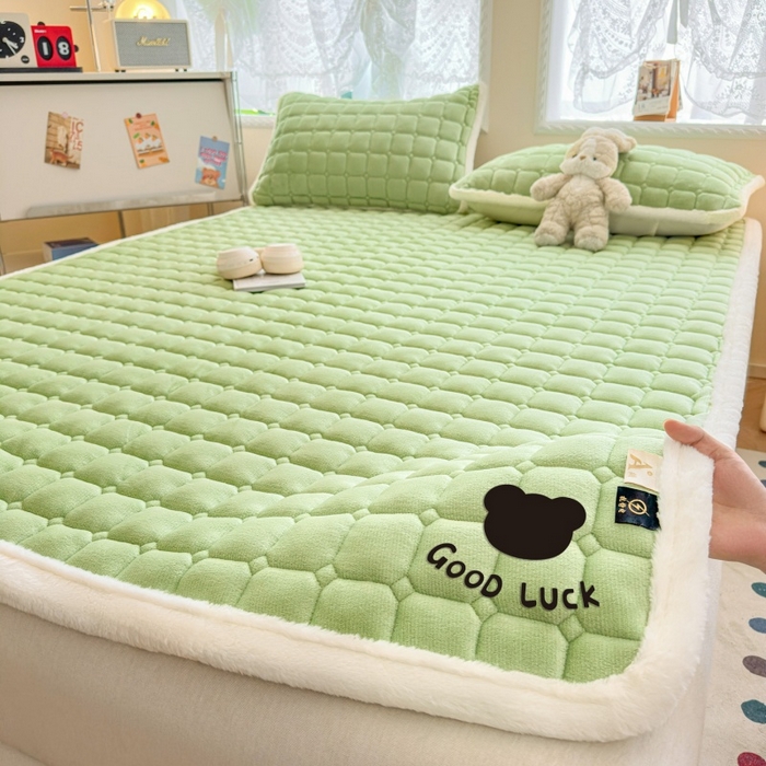 91家纺网 家纺一手货源 找家纺 爱屋及屋 2025新款牛奶绒纯色床护垫-好运熊大床系列 草绿