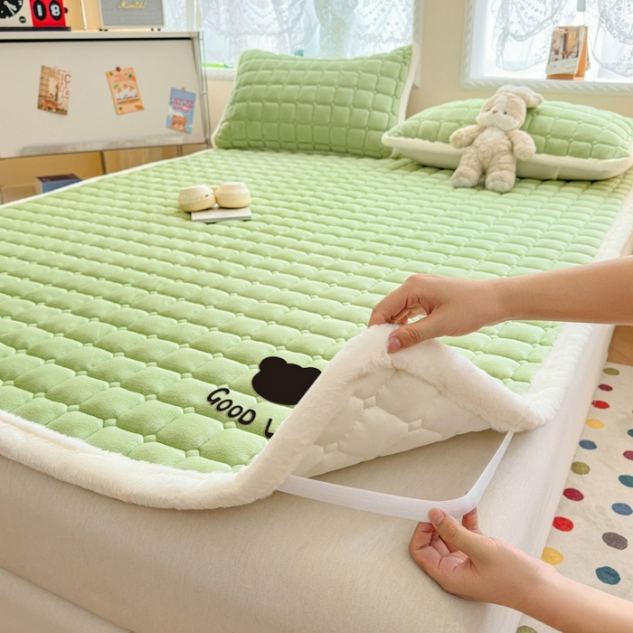 91家纺网 家纺一手货源 找家纺 爱屋及屋 2025新款牛奶绒纯色床护垫-好运熊大床系列 草绿