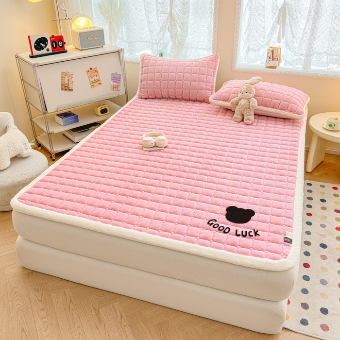 91家纺网 家纺一手货源 找家纺 爱屋及屋 2025新款牛奶绒纯色床护垫-好运熊大床系列 粉色