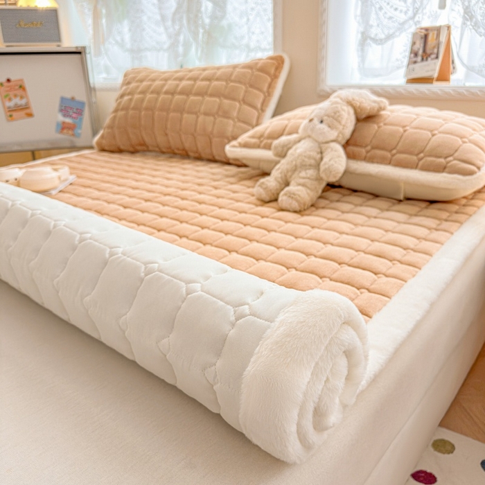91家纺网 家纺一手货源 找家纺 爱屋及屋 2025新款牛奶绒纯色床护垫-好运熊大床系列 卡其