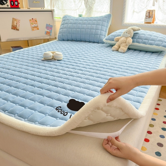 91家纺网 家纺一手货源 找家纺 爱屋及屋 2025新款牛奶绒纯色床护垫-好运熊大床系列 天空蓝