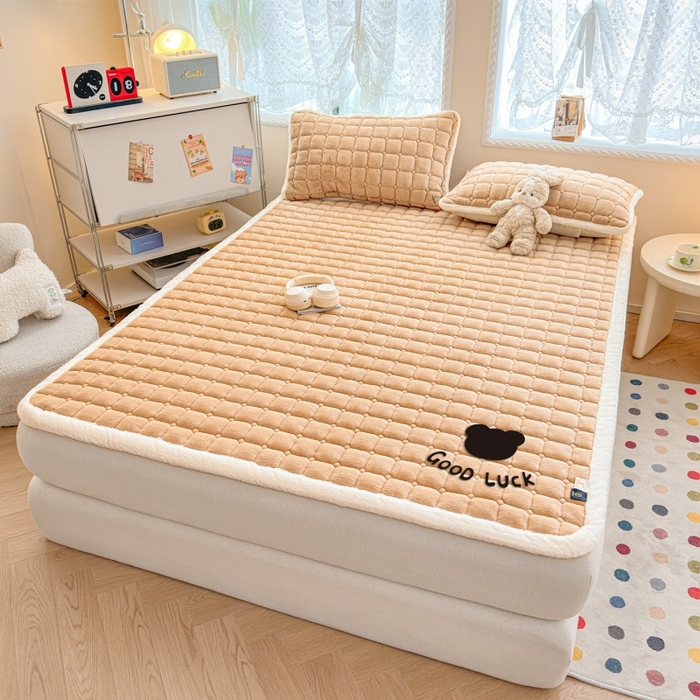 91家纺网 家纺一手货源 找家纺 爱屋及屋 2025新款牛奶绒纯色床护垫-好运熊大床系列 卡其