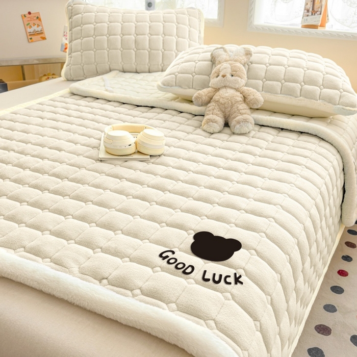 91家纺网 家纺一手货源 找家纺 爱屋及屋 2025新款牛奶绒纯色床护垫-好运熊大床系列 米白