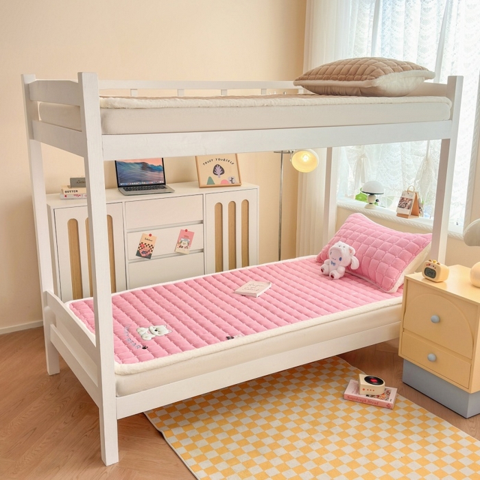 91家纺网 家纺一手货源 找家纺 爱屋及屋 2025新款牛奶绒毛巾绣床垫-学生床 luck狗-粉玉