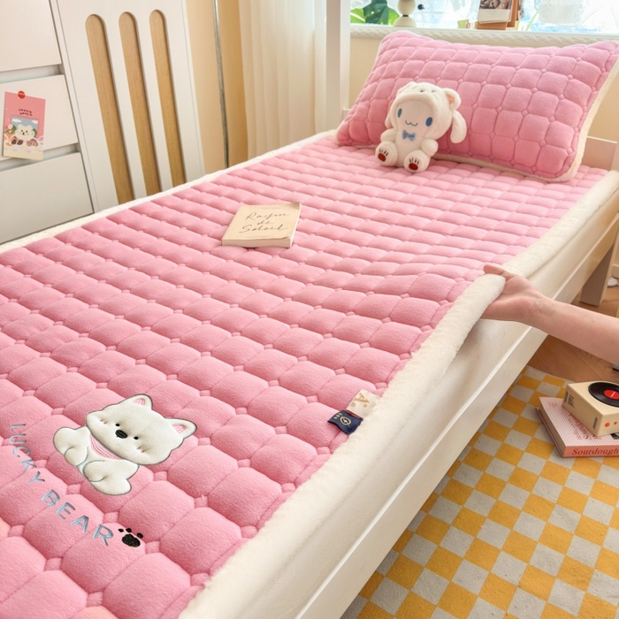 91家纺网 家纺一手货源 找家纺 爱屋及屋 2025新款牛奶绒毛巾绣床垫-学生床 luck狗-粉玉