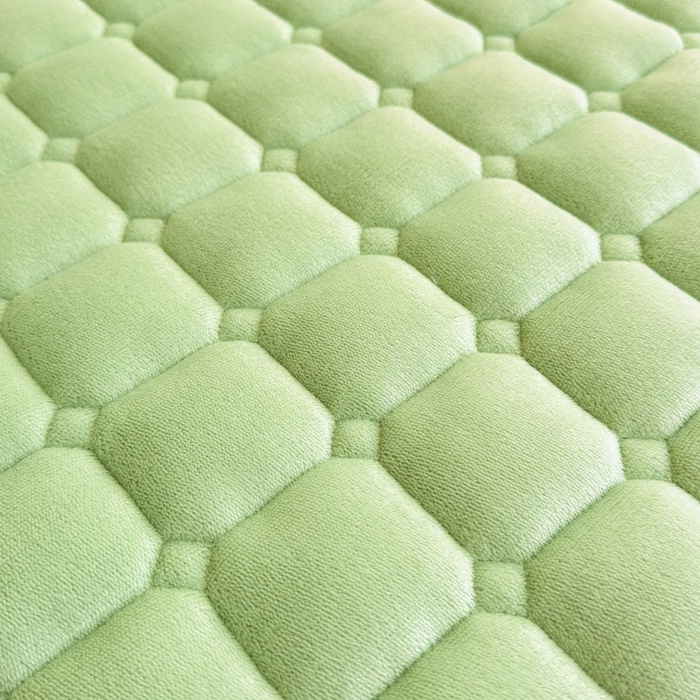 91家纺网 家纺一手货源 找家纺 爱屋及屋 2025新款牛奶绒毛巾绣床垫-学生床 luck狗-草绿