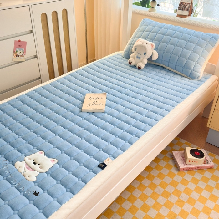 91家纺网 家纺一手货源 找家纺 爱屋及屋 2025新款牛奶绒毛巾绣床垫-学生床 luck狗-天空蓝