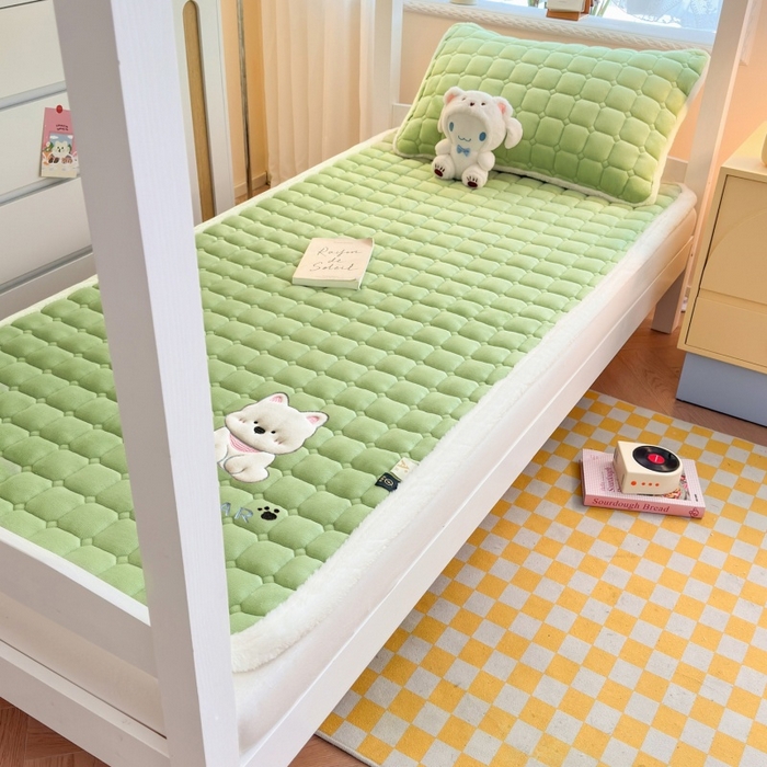 91家纺网 家纺一手货源 找家纺 爱屋及屋 2025新款牛奶绒毛巾绣床垫-学生床 luck狗-草绿