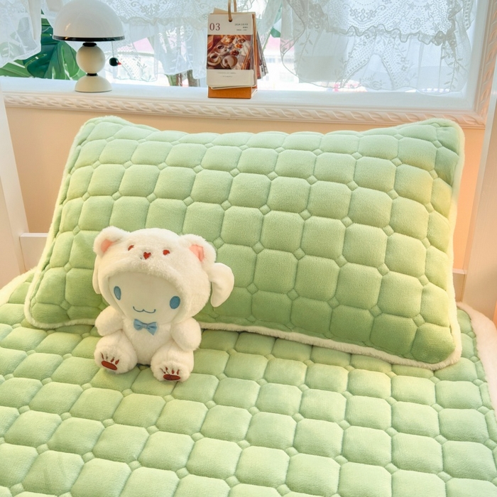 91家纺网 家纺一手货源 找家纺 爱屋及屋 2025新款牛奶绒毛巾绣床垫-学生床 luck狗-草绿