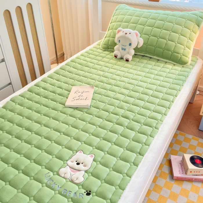 91家纺网 家纺一手货源 找家纺 爱屋及屋 2025新款牛奶绒毛巾绣床垫-学生床 luck狗-草绿