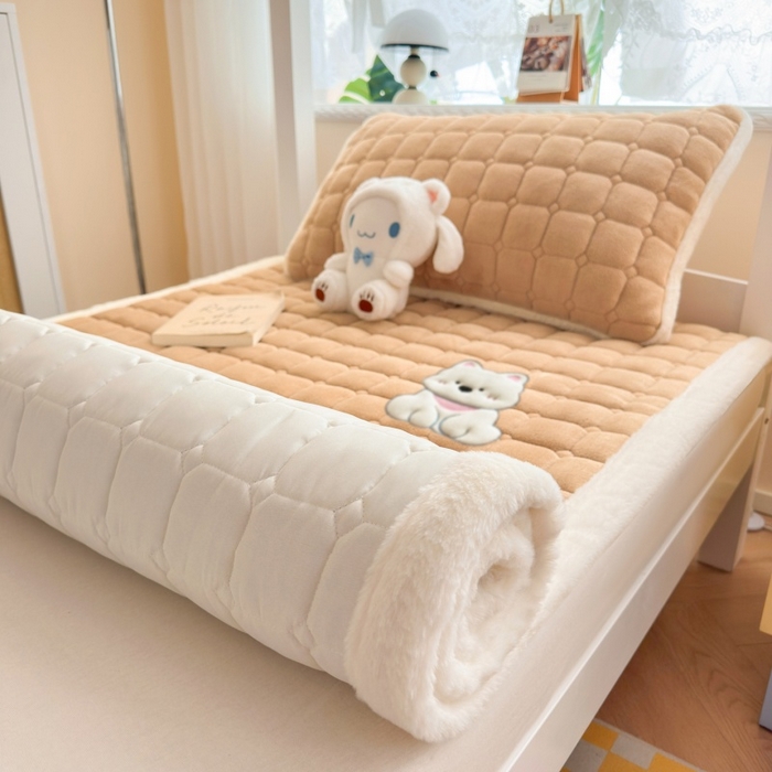 91家纺网 家纺一手货源 找家纺 爱屋及屋 2025新款牛奶绒毛巾绣床垫-学生床 luck狗-卡其