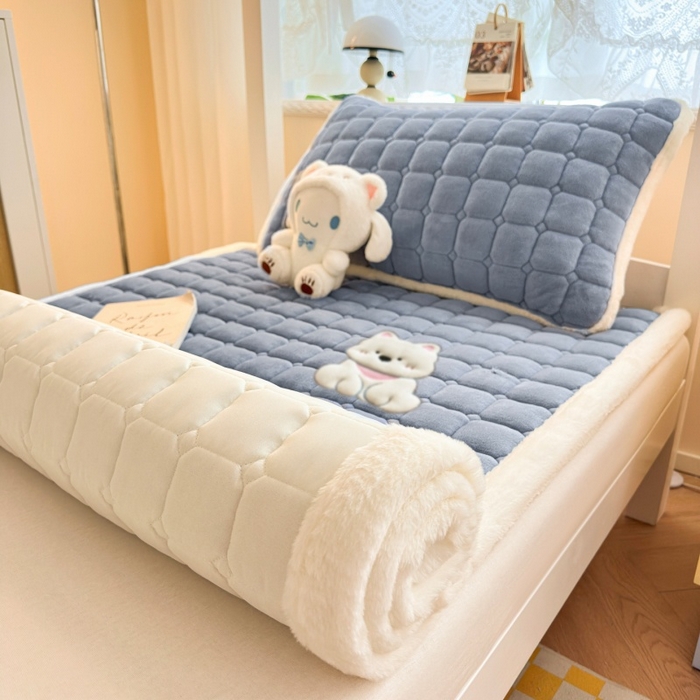 91家纺网 家纺一手货源 找家纺 爱屋及屋 2025新款牛奶绒毛巾绣床垫-学生床 luck狗-浅灰