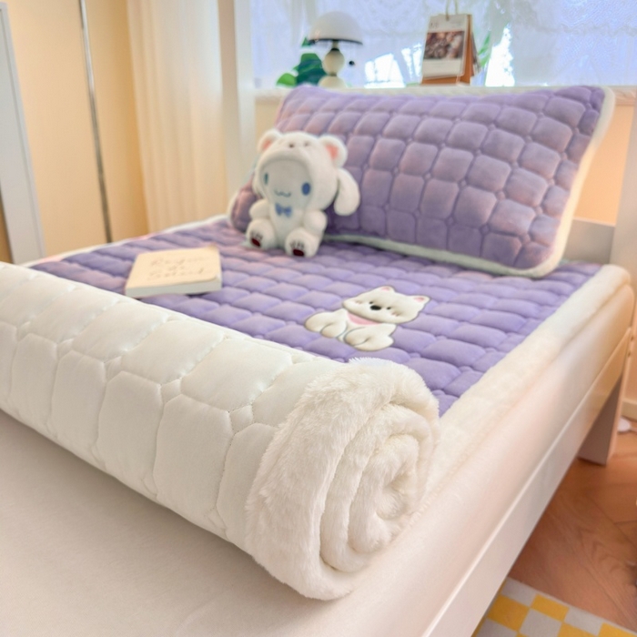 91家纺网 家纺一手货源 找家纺 爱屋及屋 2025新款牛奶绒毛巾绣床垫-学生床 luck狗-浅紫