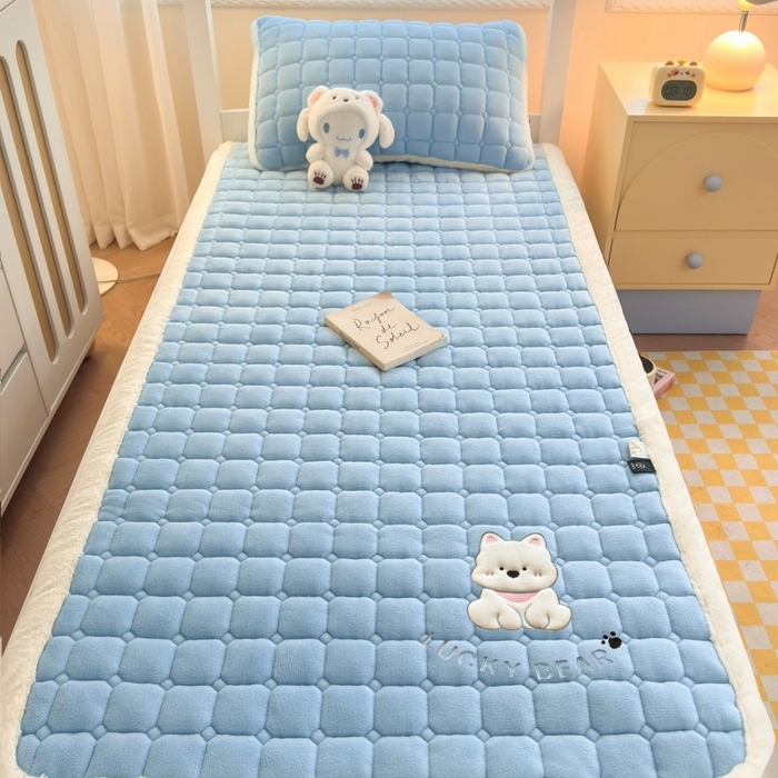 91家纺网 家纺一手货源 找家纺 爱屋及屋 2025新款牛奶绒毛巾绣床垫-学生床 luck狗-天空蓝