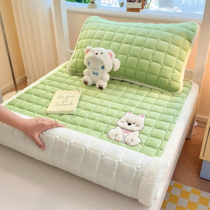 91家纺网 家纺一手货源 找家纺 爱屋及屋 2025新款牛奶绒毛巾绣床垫-学生床 luck狗-草绿